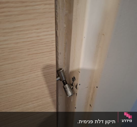 ציר דלת מתכת על משקוף עץ